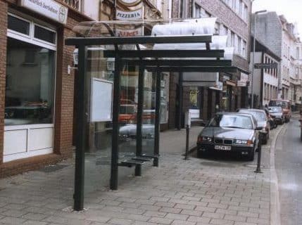 Eine freitragende dreifeldrige Wartehalle am Straßenrand