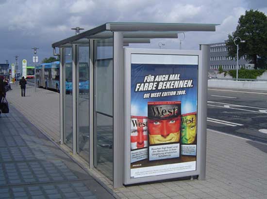 Eine Werbevitrine an der Seite einer Wartehalle, die für Zigaretten wirbt