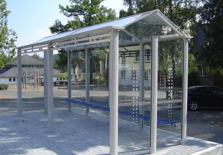 Eine graue vierfeldrige Wartehalle am Wegesrand
