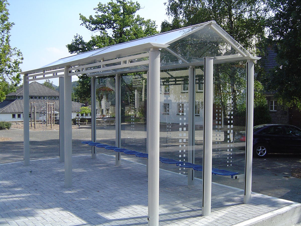 Eine graue vierfeldrige Wartehalle am Wegesrand