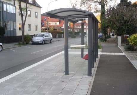 Eine graue Wartehalle mit schmalen Seitenteilen