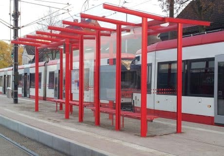 Eine rote achtfeldrige Wartehalle als Centermodell
