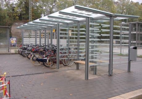Eine Fahrradüberdachung mit mehreren Fahrradanlehnbügeln am Straßenrand