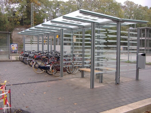 Eine doppelseitige Wartehalle und Fahrradüberdachung am Straßenrand