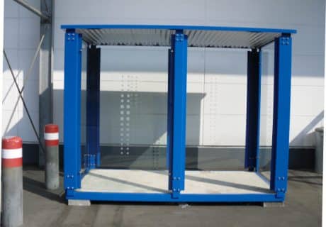 Eine blaue Automatenüberdachung mit Betonboden