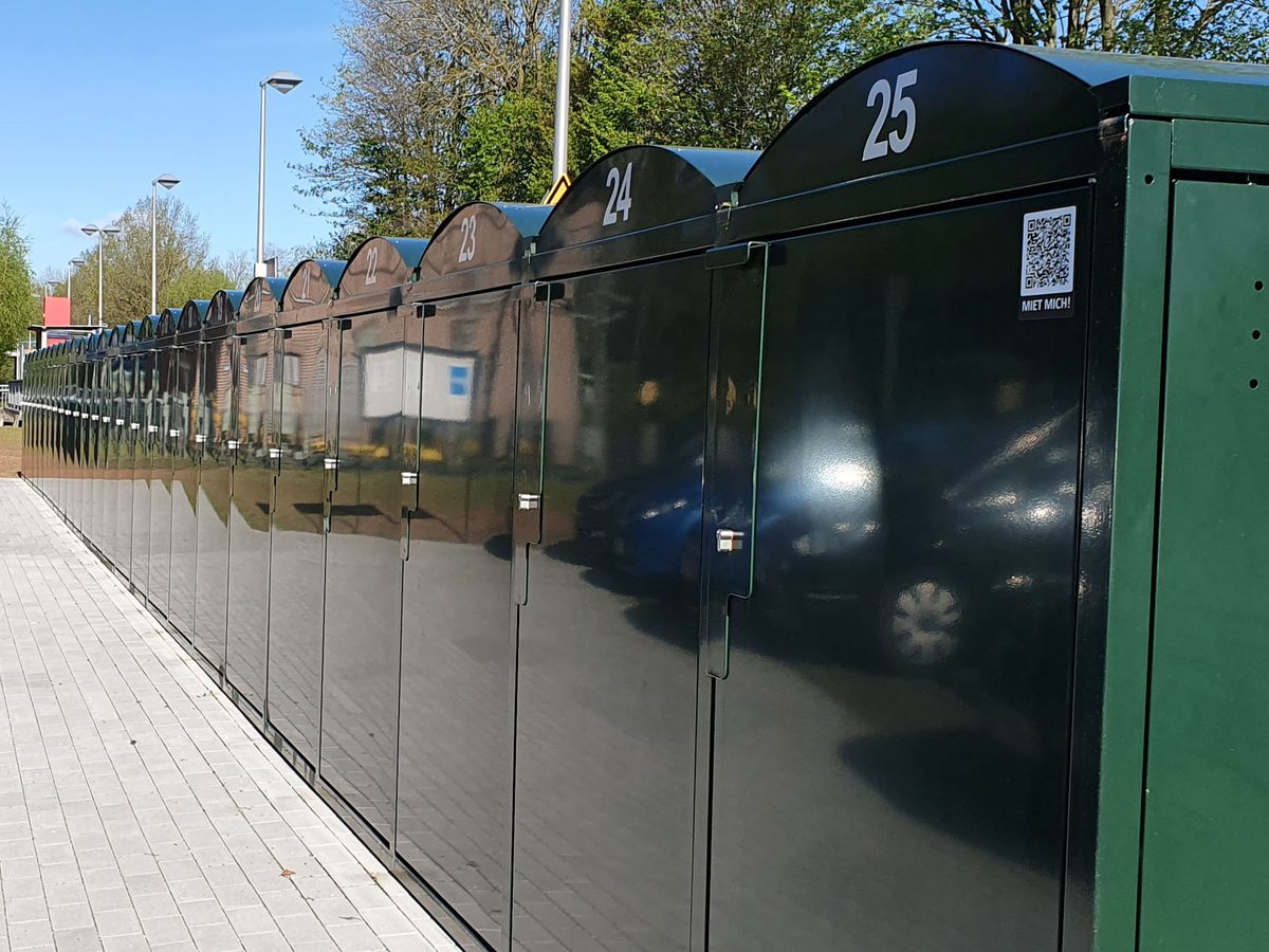 Eine Reihe an grünen Fahrradboxen