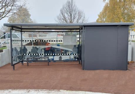 Eine Wartehalle mit Glasscheibe