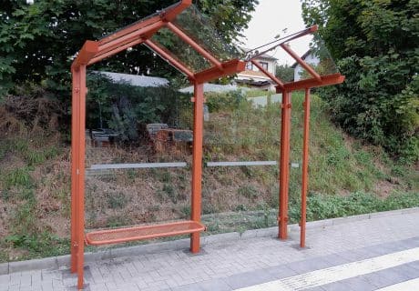 Eine rote zweifeldrige Wartehalle am Straßenrand