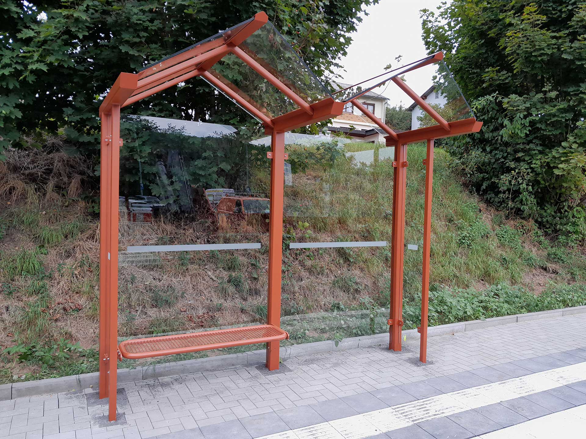 Eine rote zweifeldrige Wartehalle am Straßenrand