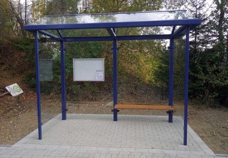 Eine blaue zweifeldrige Wartehalle am Straßenrand