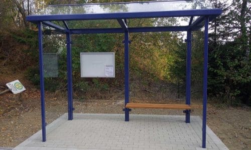 Eine blaue zweifeldrige Wartehalle am Straßenrand