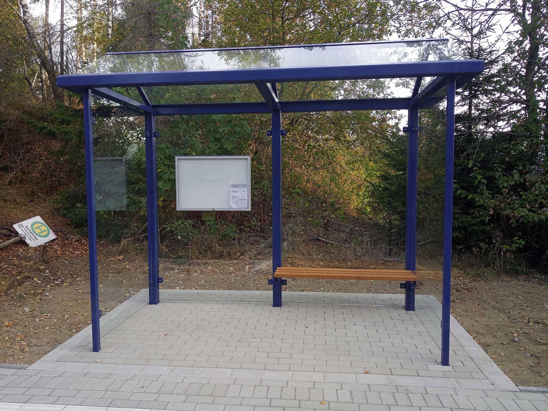 Eine blaue zweifeldrige Wartehalle am Straßenrand