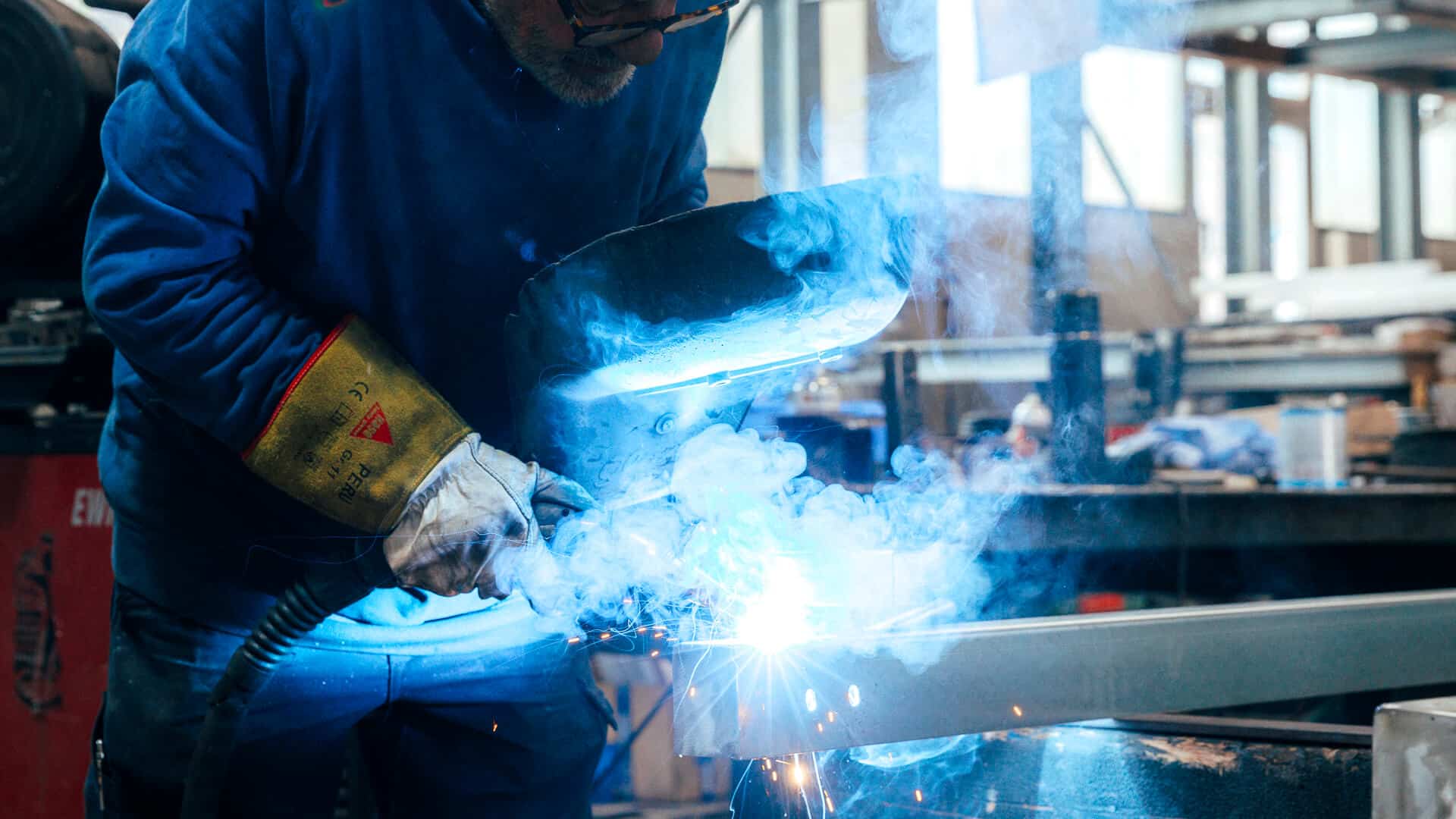 Schweißarbeiten bei Zimmermann Stadtmöblierung